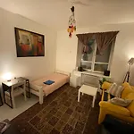 Private Room Near Metro Easy Access Central Location